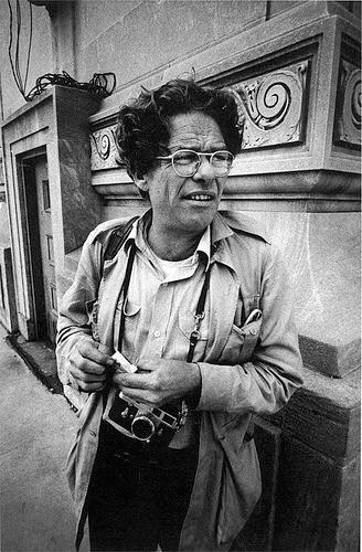 Garry Winogrand Photographer Self Portrait, Most Famous Photographers, Garry Winogrand, Robert Frank, Photographer Camera, Social Art, Bw Photography, History Of Photography, Famous Photographers