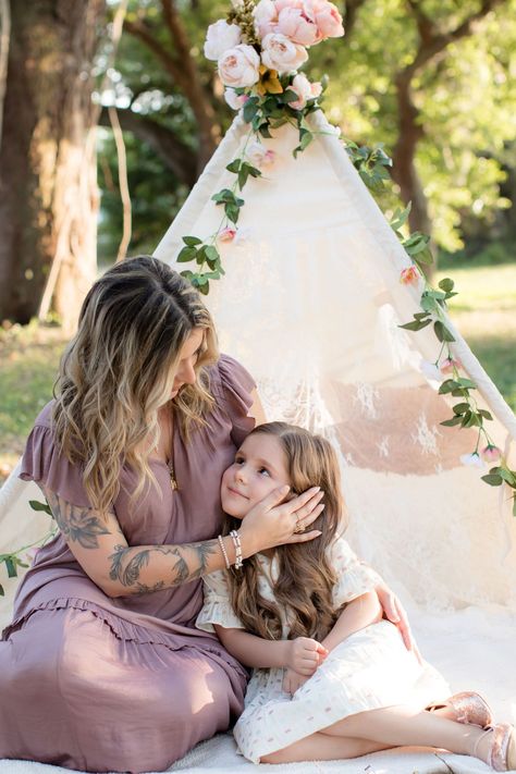 Lace Teepee Photoshoot, Mommy And Me Mothers Day Photo Shoot, Spring Mommy And Me Pictures Outfits, Motherhood Mini Session Outdoor, Mother’s Day Mini Session Outdoor, Boho Mothers Day Photoshoot, Mommy And Me Boho Photoshoot, Mommy And Me Photo Shoot Spring, Mother’s Day Minis