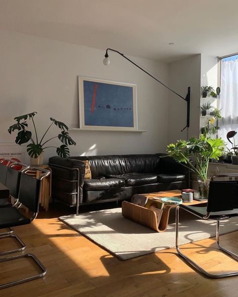 need on Twitter Black Leather Couch Living Room, Italy Life, Black Leather Couch, Leather Couches Living Room, Tower Apartment, Aesthetic Living Room, Interior Minimalista, Couch Decor, Future Apartment