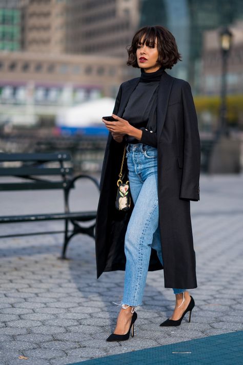 Although you likely own a handful of vintage jeans, styling them in an elevated way isn't the easiest of tasks. The next time you draw a blank when piecing together an outfit, look towards Kat Graham for a quick lesson on how to style vintage jeans… Jeans Outfit For Work, Look Jean, Denim On Denim, Work Jeans, Outfit Jeans, Looks Street Style, Looks Chic, Mode Inspo, 가을 패션