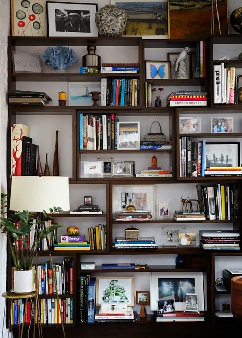 ariane-goldman-west-village-home-tour-bookshelf-inspiration-how-to-style West Village Apartment, Black Bookshelf, Cube Shelf, Lots Of Books, Bookshelf Inspiration, Trendy Apartment, New York City Apartment, Home Library Design, Apartment Tour