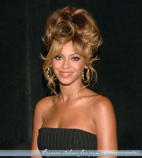 Beyonce Curly Hair, Beyonce Blonde Hair, Beyonce 2000's, Beyonce Blonde, Beyonce Hair, Beyonce Outfits, Beyonce Style, Kylie Jenner Style, Beyonce And Jay Z