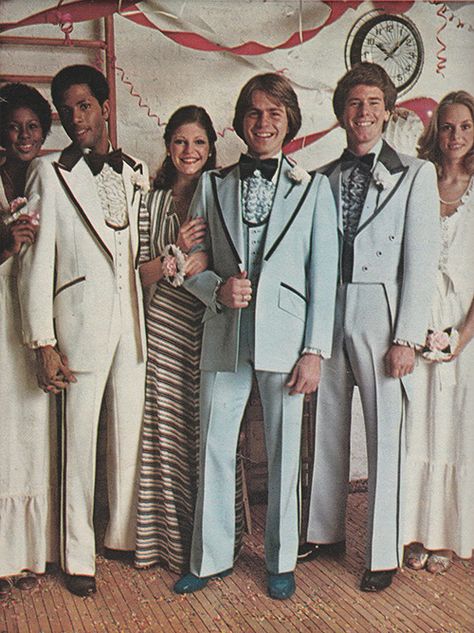 GQ made its first reference to ruffled front formal shirts in 1957. By 1961, shirts appeared with small colored edging. By 1965, the ruffles had grown significantly larger and had been added to cuffs. By the 1970s, shirts exploded with gaudy color. The trend waned in the latter half of the 1970s. 70s Prom Outfits, 70s Formal Dress, 70s Pantsuit, 70s Prom, Retro Prom, 1980s Prom, Formal Dress Shirt, Prom For Guys, Prom Tuxedo