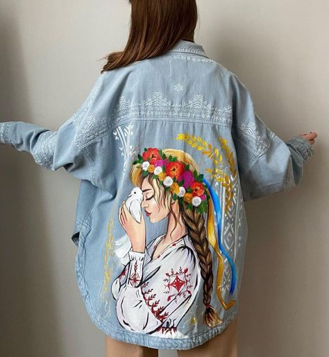 Trendy Denim Jacket, Fabric Colour Painting, Customised Denim Jacket, Custom Jean Jacket, Painted Clothes Diy, Fabric Painting Techniques, Custom Denim Jacket, Fabric Painting On Clothes, Hand Painted Denim Jacket