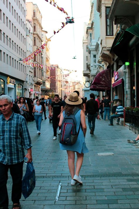 Urban People, People Crowd, Walking People, Instagram People, People Walking, Walking Street, People Photography, Photoshop Lightroom, Photo Reference