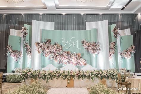 Pelaminan Modern, Vintage Glamour Wedding, Indoor Wedding Decorations, Green Wedding Decorations, Modern Wedding Reception, White Wedding Decorations, Wedding Stage Backdrop, Wedding Stage Decor, Reception Backdrop