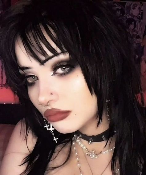 𝕯𝖆𝖓𝖎 🦇 on Instagram: "Last post blew up thank you :) . Cr: @iheartpidge . . . #gothic #goth #gothfashion #gothmodel #gothmusic #gothgirl #gothaesthetic #gothpunk #gothstyle #gothcommunity #gothmakeup #punk #punkgirl #punkrock #emo #scene #emomusic #altgirl #altboy #punkmusic #y2k #outfit #90s #2000s #y2kaesthetic #y2kfashion #punkrock #egirl" Alt Makeup, Swag Makeup, Alternative Makeup, Emo Makeup, Dope Makeup, Outfit 90s, Edgy Makeup, Cute Makeup Looks, Goth Makeup