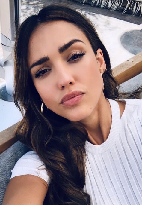 GHD Stylers: Jessica Alba uses tong Jessica Alba Makeup, Facial Massage Tool, Flaking Skin, Beauty Gadgets, Kaia Gerber, Glowing Complexion, Best Anti Aging, Reese Witherspoon, Jessica Alba