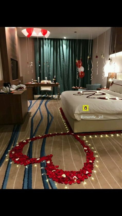 valentine's day bedroom setup Romantic Hotel Rooms, Wedding Night Room Decorations, Valentines Bedroom, Romantic Room Surprise, Romantic Dinner Decoration, Romantic Valentines Day Ideas, Romantic Room Decoration, Wedding Room Decorations, Surprise Boyfriend