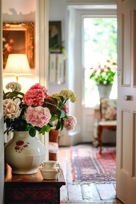 Chic British Decorating Ideas for Elegant Homes English Country House Style, Coastal Office, Shabby Chic Aesthetic, Campaign Furniture, British Furniture, British Colonial Style, Dark Furniture, Flat Apartment, Patio Furniture Covers