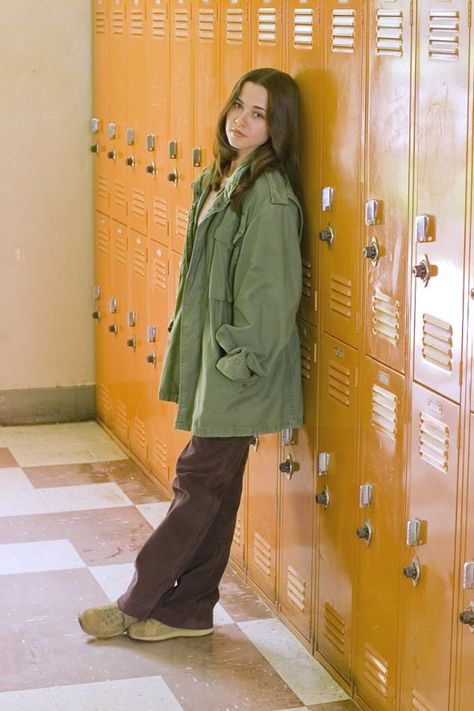 Lindsey Weir- Freaks and Geeks. 90's style. Big military jacket over striped shirt and boot cut pants. Lindsay Weir, Linda Cardellini, Freaks And Geeks, Nylon Magazine, Paris Couture, Fashion Week 2018, Stars Then And Now, Tv Characters, Film Tv