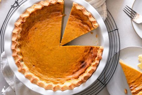 This flakey, buttery, delicious, and easy-to-make keto pie crust will leave you wanting to finish off the whole pie in one sitting! #ketopiecrust #lowcarbpiecrust Eagle Brand Pumpkin Pie, Low Carb Pumpkin Muffins, Low Carb Pie Crust, Vegan Pumpkin Pie Recipe, Sugar Free Pumpkin Pie, Low Carb Pumpkin Recipes, Low Carb Pumpkin Pie, Perfect Pumpkin Pie, Keto Pumpkin Pie