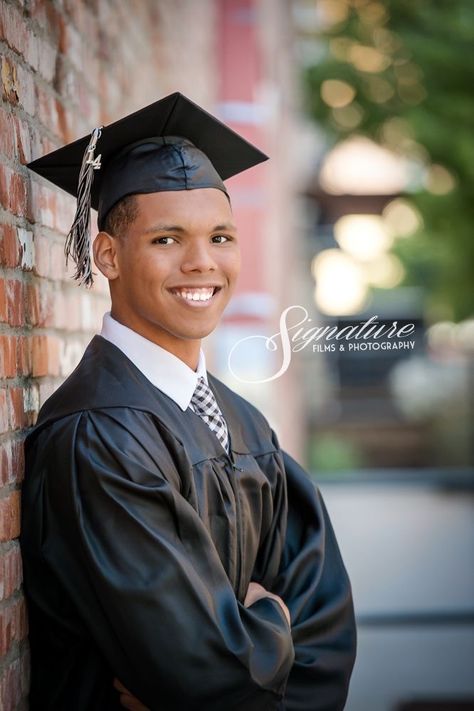 Cap And Gown Picture Ideas, Cap And Gown Senior Pictures, Male Graduation, Senior Picture Poses, High School Graduation Pictures, Cap And Gown Photos, Cap And Gown Pictures, College Graduation Pictures Poses, Pose Portrait