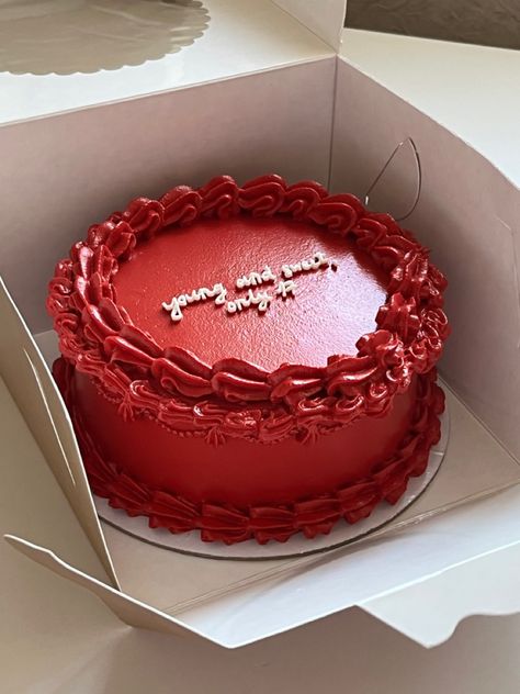 Dark Red Birthday Cake, Red Birthday Cake Aesthetic, Red Rosette Cake, Red Cake Ideas, Dark Red Cake, Red Cake Aesthetic, Red Vintage Cake, Birthday Cake Red Velvet, Red And White Cake