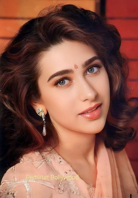 Karisma Kapoor 90s, Madhuri Dixit In 90s, Karishma Kapoor 90s, 90s Bollywood Actress, Bollywood Retro, Karishma Kapoor, Bollywood Glamour, Rani Mukherjee, Big Bun Hair