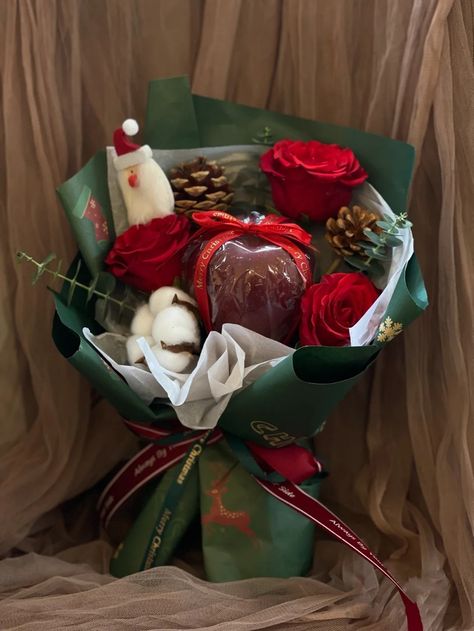 Christmas Bouquet Gift, Wine Box Diy, Sweets Bouquet, Xmas Hampers, Floral Packaging, Holiday Bouquet, Christmas Bouquet, Flower Bouquet Diy, Flower Box Gift