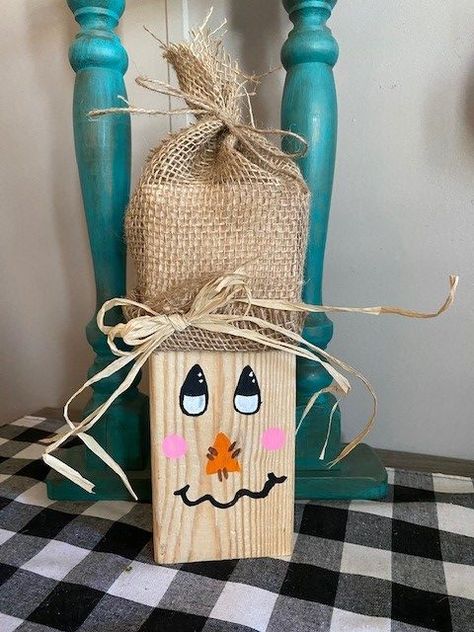 Diy Fall Scarecrow Decor, Scarecrow Block Of Wood, Scarecrow Wood Blocks, Wood Scarecrow Crafts, Wood Block Scarecrow, Wood Scarecrow Ideas, Diy Wood Scarecrow, 2x4 Scarecrow, 2x4 Scrap Wood Projects Diy