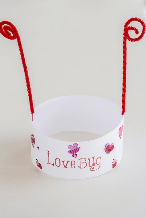 Love Bug hats for Valentines Day. Kids Valentine craft. Bug Hats, Valentines Bricolage, February Crafts, Valentine's Day Crafts For Kids, February Valentines, Valentines Day Crafts, Preschool Valentines, Valentine Activities, Valentine Crafts For Kids