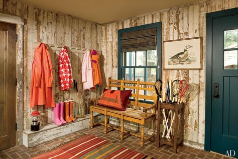 In this former carriage house on a Kentucky horse farm, a mudroom by interior designer Mona Hajj features an umbrella stand that doubles as a storage spot for lacrosse sticks. Boots stay organized (and off the floor) on a ledge, and there’s a row of wood pegs with room for jackets suited to every weather condition. | archdigest.com Ranch Cabin, Coat Storage, Mudroom Ideas, Decoration Shabby, Mud Rooms, Mud Room Storage, Mudroom Design, Entryway Storage, Home Goods Decor