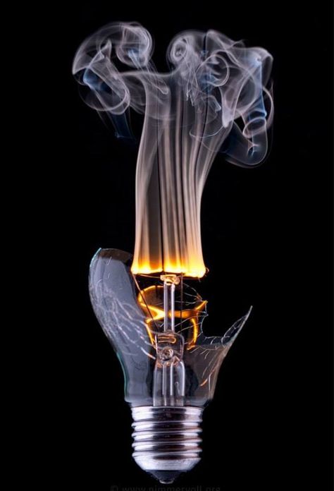 Laminar-turbulent flow transition from a broken light bulb Rauch Fotografie, High Speed Photography, Charcoal Drawings, Samsung S10, Shutter Speed, The Shape, Life Photography, Still Life Photography, Macro Photography