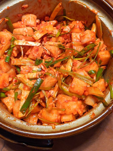 Daikon Kimchi Recipe, Kkakdugi Recipe, Korean Radish Kimchi Recipe, Daikon Radish Kimchi Recipe, Fermented Cucumber Kimchi Recipe, Radish Water Kimchi, Quick Kimchi, Daikon Recipe, Radish Kimchi