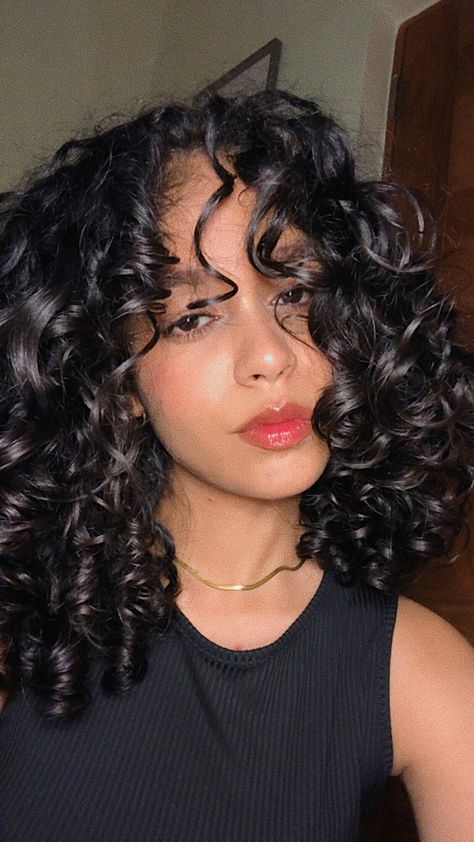 Curly hair 
Curtain bangs on curly hair 
Curls 
Cachos 
Rizos 
Rizos definidos 
Volumen Curly Curtain Bangs, Curly Hair Curtain Bangs, Curly Hair Volume, Curtain Bangs On Curly Hair, Bangs On Curly Hair, Curtain Bangs Curly Hair, Curl Products, Haircut Inspo, Curly Bangs