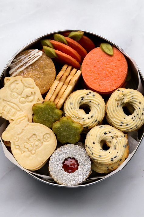 Chinese New Year Cookies, Orange Buttercream, Whipped Shortbread Cookies, New Year's Desserts, Succulent Cake, New Years Cookies, Matcha Tea Powder, Wreath Cookies, Orange Food Coloring