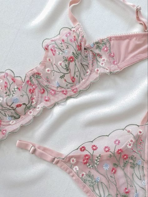 Lingerie Rosa, Flower Lingerie, Pretty Bras, Womens Lingerie, Lingerie Inspiration, Pin Up Outfits, Cute Lingerie, Pink Lingerie, Butterfly Embroidery