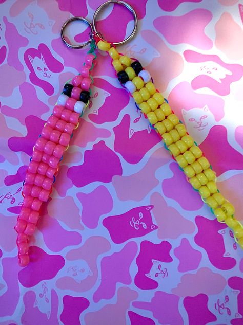 Kandi Charms Patterns, How To Make Kandi Keychain, Kandi Storage Ideas, Kandi Charms Ideas, Pony Bead Crafts Keychains Easy, Kandi Keychain Tutorial, Kandi For Beginners, Kandi Charm Tutorial, How To Make Kandi Tie