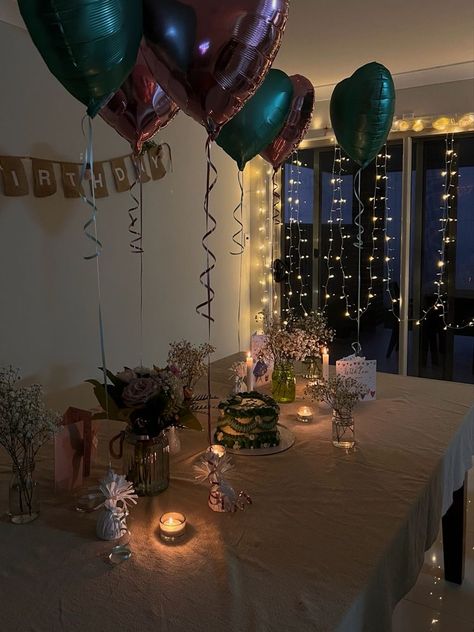 Birthday 22 Decorations, Surprise Party For Best Friend, Feminine Birthday Aesthetic, Birthday Decorations At Home Aesthetic, Small Birthday Party Decorations, Aesthetic Birthday Party Decor, Dark Birthday Party Aesthetic, Garden Party Indoors Decorations, 17 Birthday Party Aesthetic