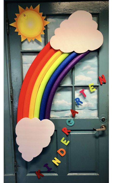 Rainbow door Preschool Classroom Themes, Soft Board Decoration, Rainbow Door, School Door Decorations, School Doors, All Black Dresses, Computer Basics, Board Decoration, Rainbow Theme