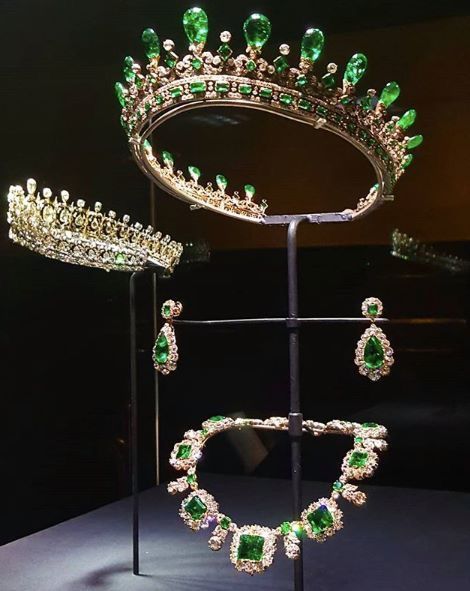 Queen Victoria's Emerald parure Emerald Aesthetic Gem, Diamond Parure, Christian Dior Earrings, Queen Tiara, Watches Women Simple, Gaun Abad Pertengahan, Royal Crown Jewels, Queens Jewels, Royal Crowns