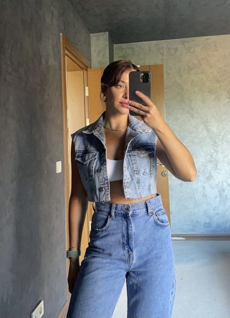 Outfits Summer Black Women, Vest Outfits Summer, Jean Vest Outfits Summer, Sleeveless Denim Jacket Outfit, Sleeveless Jacket Outfit, Demin Outfit, Vest Outfits Aesthetic, Jean Vest Outfits, Denim Vest Outfit