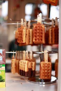 Waffles on a Stick Design Cibo, Dessert Mini, Waffle Bar, Halloween Fest, Kiosk Design, Food Stations, Munnar, Food Display, Food Trucks