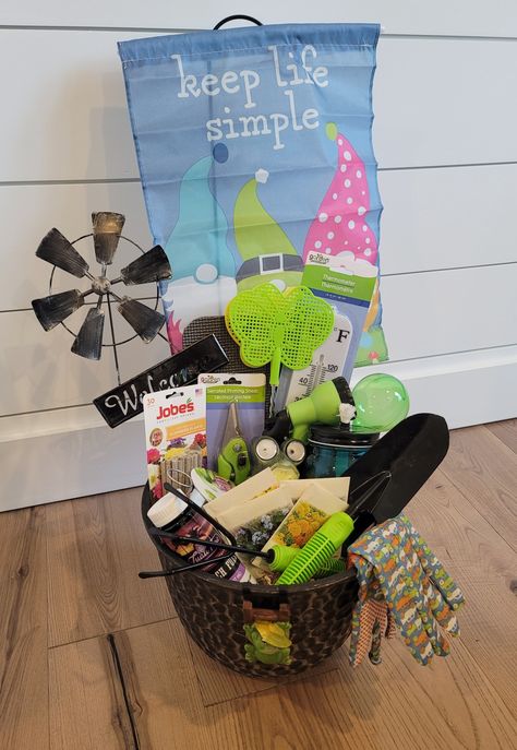 Garden Theme Gift Basket, May Gift Basket Ideas, April Gift Basket Ideas, Gardening Raffle Basket Ideas, Gardening Raffle Basket, Garden Raffle Basket Ideas, Flower Pot Gift Basket, Spring Baskets Ideas, Garden Gift Basket Ideas Easy Diy