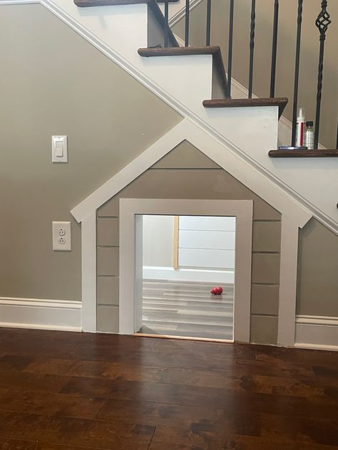 Dog House Inside, Under Stairs Playhouse, Dog Condo, Dog House Ideas, Under Stairs Dog House, Pillows To Make, Room Under Stairs, Closet Under Stairs, Toys To Make