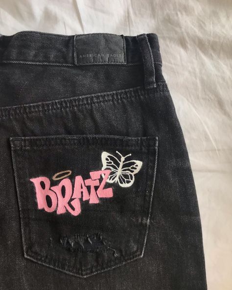 Jean Painting Ideas Pocket, Jeans Art Painting, Denim Painting Jeans, Painted Jeans Pocket, Painting On Pants, Bratz Logo, Diy Pants, Jeans Pocket, Denim Art