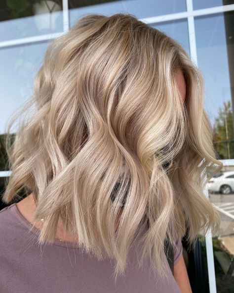 Mid Length Lived In Blonde, Buttery Blonde Hair Balayage Dark Roots, Blonde Balayage On Shoulder Length Hair, Vanilla Blonde Short Hair, Short Vanilla Blonde Hair, Blonde Hair Root Tap, Dimensional Blonde Short Hair, Short Natural Blonde Hair, Blonde Root Tap