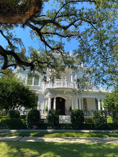 Willow Creek Aesthetic, Easy Old Money Outfits, Southern Old Money Aesthetic, Old New Orleans Aesthetic, New Orleans Aesthetic House, Money Wedding Cake, New Orleans Aesthetic Interior, New Orleans Aesthetic, Big New Orleans House