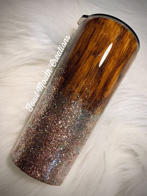 Wood Grain And Glitter Tumbler, Wood Tumbler Ideas, Brown Tumbler Ideas, Woodgrain Tumbler Ideas, Wood Grain Tumbler Ideas, Hand Painted Tumblers, Painted Wood Grain, Wood Grain Tumbler, Tumblers Epoxy