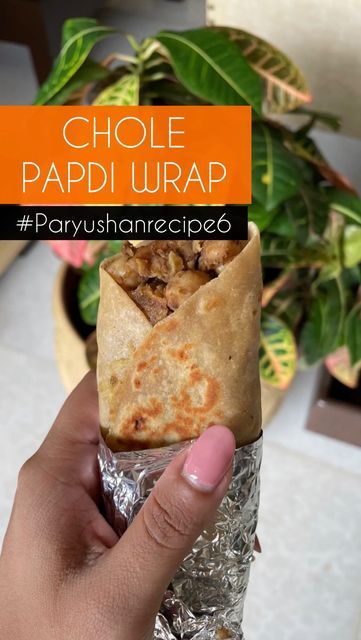 SALT IN ALL | 👩🏻‍🍳 Nikita Shah on Instagram: "❤️♐💬 for Paryushan recipes Missing street side chaat during Paryushan? Recreate it at home & take it up a notch with these yummy Chole Papdi wraps 😍 Spicy, tangy Chole paired with crunchy Papdi make for a mouthwatering meal which the entire fam can enjoy together. So try it out & don’t forget to tag @saltinall when you make this💫 PS: for everyone who doesn’t eat papdi can add any crunchy element like spicy gathiya too! *Paryushan practices & tr Jain Recipes Paryushan, Paryushan Recipes, Micchami Dukkadam, Chole Masala, Jain Recipes, Dried Chillies, Mumbai Food, Chaat Masala, Indian Street Food