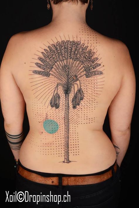 Graphic style tree tattoo on the back. Xoil Tattoo, Xoil Tattoos, Tattoo On The Back, Tattoos Mandala, Ribbon Tattoos, Tattoos Geometric, Young Art, Graphic Style, Arm Tattoos For Guys