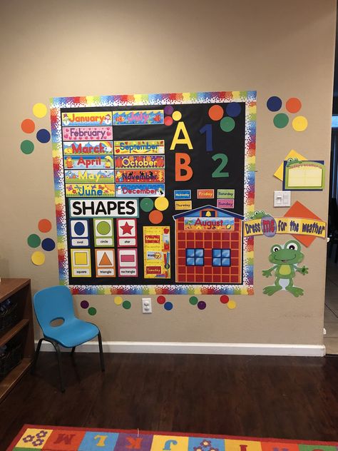 Preschool Bulletin Board, Toddler Bulletin Boards, Preschool Classroom Layout, Preschool Cubbies, Head Start Classroom, Kindergarten Bulletin Boards, Teaching Classroom Decor, Preschool Calendar, Preschool Program