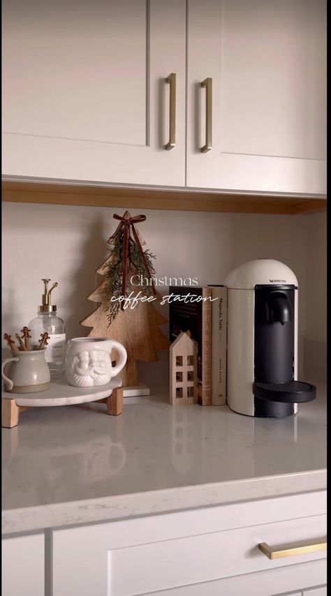 Aesthetic Coffee Station At Home, Christmas Coffee Corner Ideas, Home Coffee Bar Aesthetic, Minimalist Coffee Bar Ideas, Coffe Corners Ideas, Nespresso Coffee Bar Ideas, Christmas Coffee Station, Holiday Coffee Bar, Christmas Coffee Bar