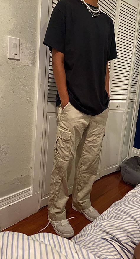 Outfit Chicos Aesthetic, Beige Cargo Pants Outfit, Cargo Pants Outfit Street Style, Men Streetwear Outfits, Cargo Pants Outfit Men, Beige Cargo Pants, Pants Outfit Men, Trendy Boy Outfits, Black Men Street Fashion