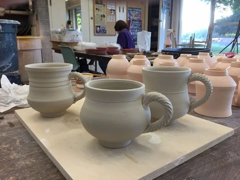 How to Make Interesting Mug Handles: 13 Steps (with Pictures) Ceramic Mug Shapes, Pottery Images, Clay Handles, Kiln Projects, Mug Handles, Pottery Handles, Wheel Pottery, Ceramic Handles, Pottery Tips