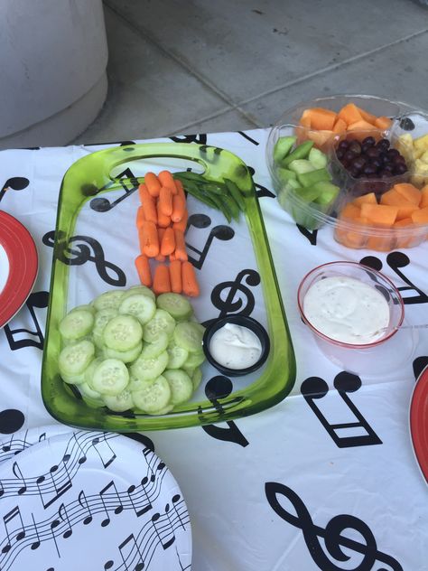 Music note veggie tray! The cookies, of course, went much faster, but had to have a healthy option to keep mum & dad happy! Music Themed Food Ideas, Karaoke Birthday, Music Note Party, Music Birthday Party, Rock Star Birthday, Food Bars, Piano Recital, Star Birthday, Preschool Snacks