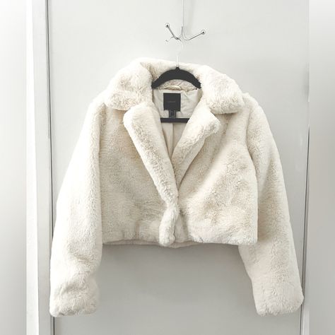 Gorgeous Fluffy Soft Warm White Jacket. It’s A Great Right Outfit For Any Casual/Semi Dressed Up. It Used Once And Looks Brand New. Fluffy White Jacket, Fluffy Coat Outfit, Fuzzy Clothes, Fluffy Jacket Outfit, Queen Clarion, White Fluffy Coat, White Winter Coat, Indian Room, Semi Dresses