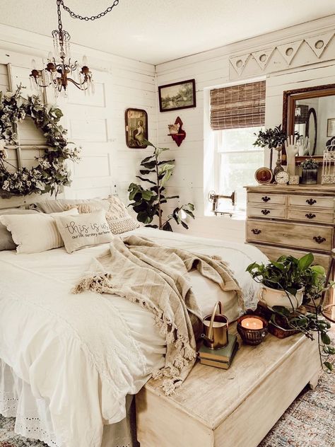 Pillow Cozy, Farmhouse Bedroom Ideas, Bedroom Decoration Ideas, Vibeke Design, Spring Bedroom, Farmhouse Master, Master Retreat, Cottage Bedroom, Country Bedroom