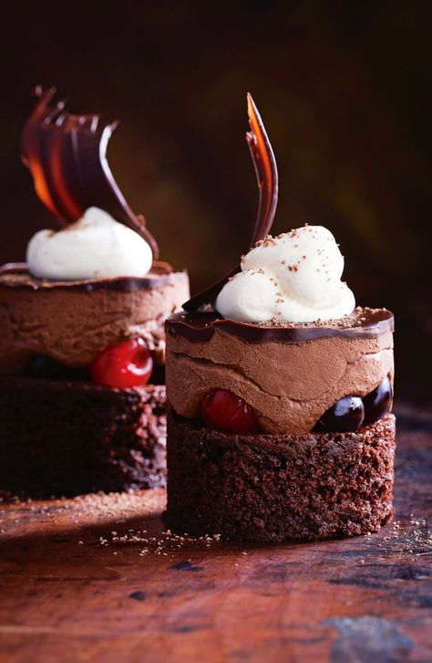 Black Forest Mousse Cakes Mousse Cakes, Mousse Cake Recipe, Dessert Parfait, Mousse Dessert, Individual Desserts, Chocolate Cakes, Fancy Desserts, Easter Dessert, Keto Desserts